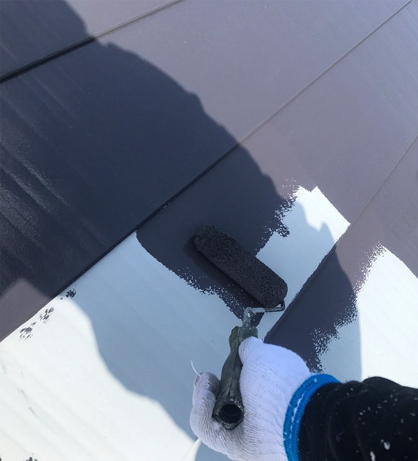 神奈川県相模原市　屋根塗装　同じ塗料を2回塗装する、中塗りと上塗りとは (1)