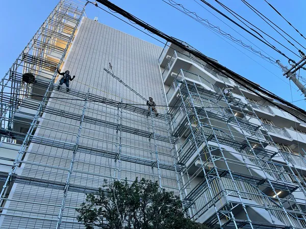 神奈川県伊勢原市　マンション　外壁塗装　足場組み立て (3)