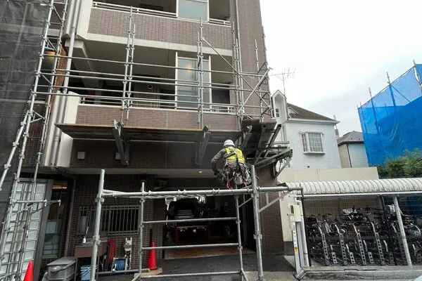 神奈川県厚木市　マンション　修繕工事　足場組み立て　枠組み足場 (1)