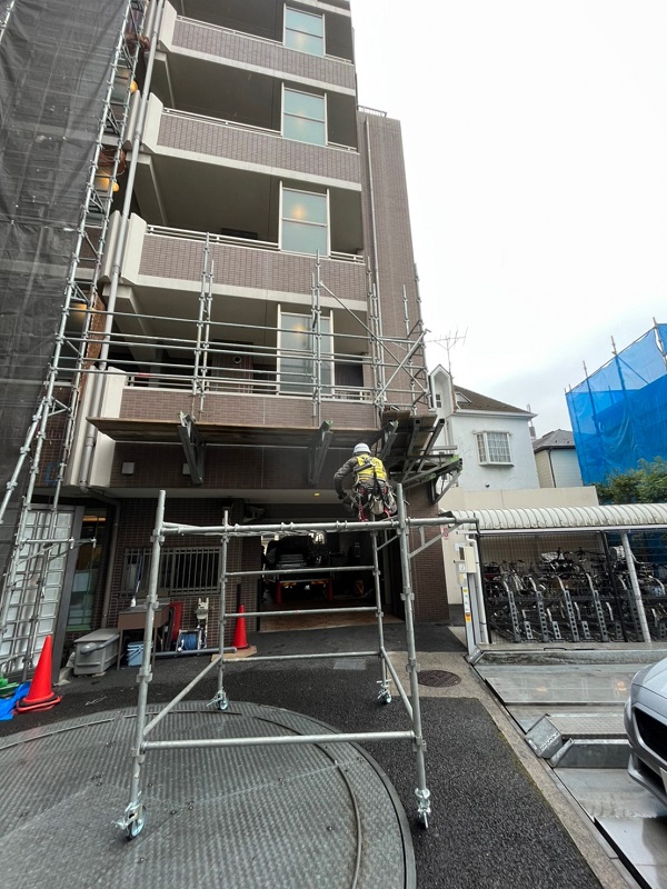 神奈川県厚木市　マンション　修繕工事　足場組み立て　枠組み足場 (1)