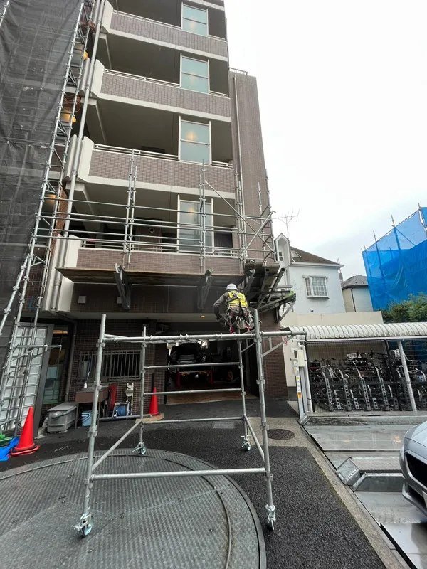 神奈川県厚木市　マンション　修繕工事　足場組み立て　枠組み足場 (1)