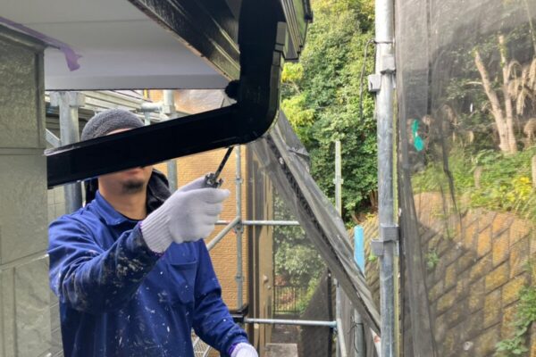 神奈川県厚木市　外壁塗装工事　付帯部　雨樋の塗装　不具合は塗装前に修理！