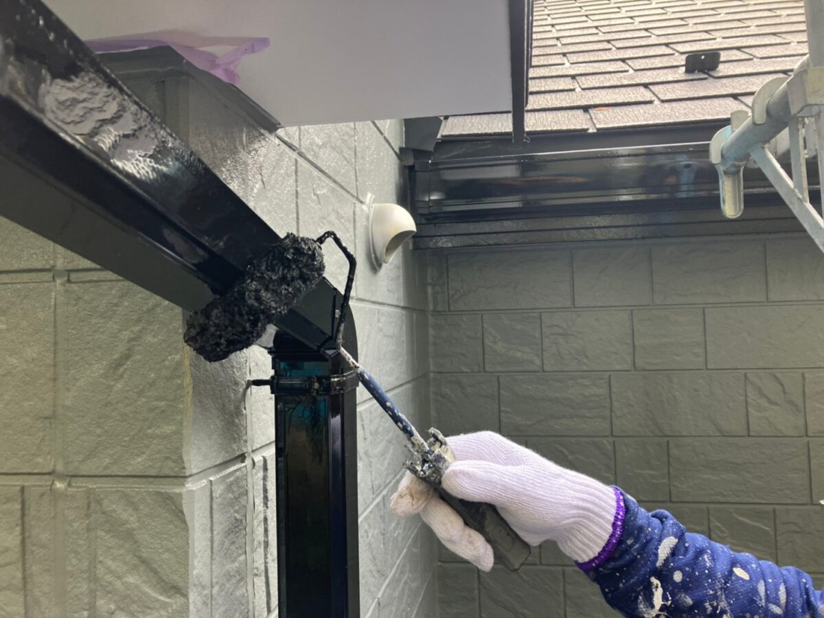 神奈川県厚木市　外壁塗装工事　付帯部　雨樋の塗装　不具合は塗装前に修理！