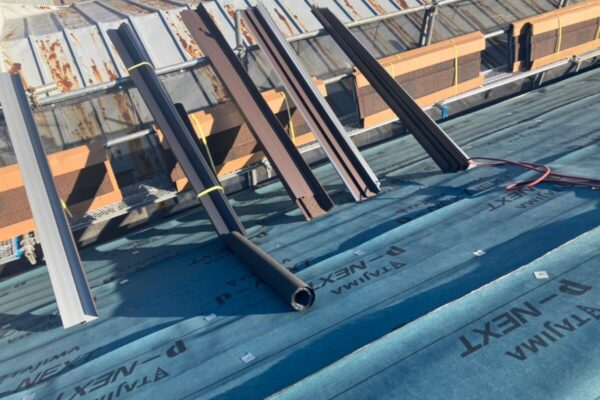神奈川県厚木市　屋根カバー工事　屋根の水切り板金の種類と役割