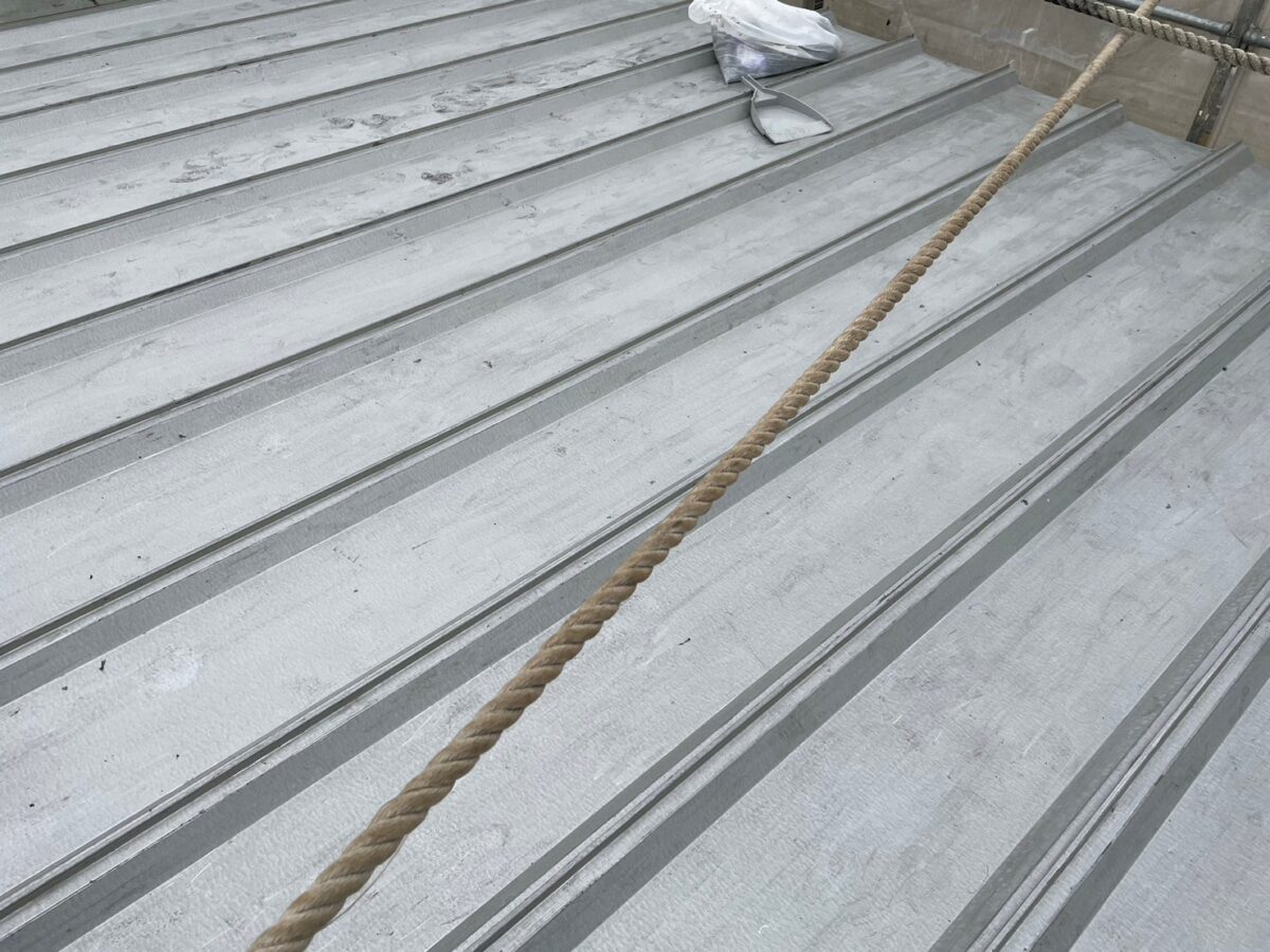 神奈川県相模原市　屋根塗装工事　清掃～錆止め塗装