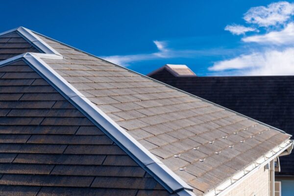 棟板金の役割と劣化症状・修理工事の種類を解説！被害を防ぐために屋根点検で対策！