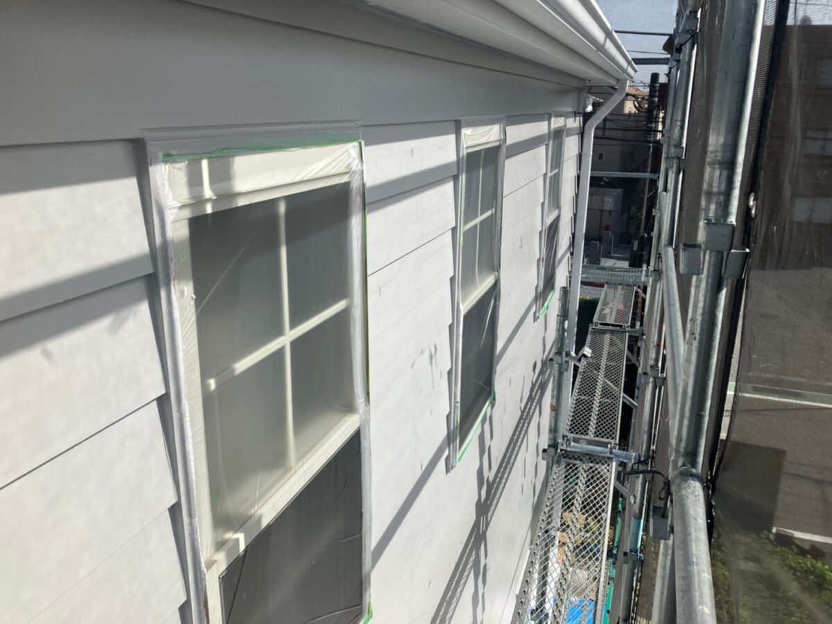 神奈川県伊勢原市　外壁塗装工事　養生作業と外壁の中塗り