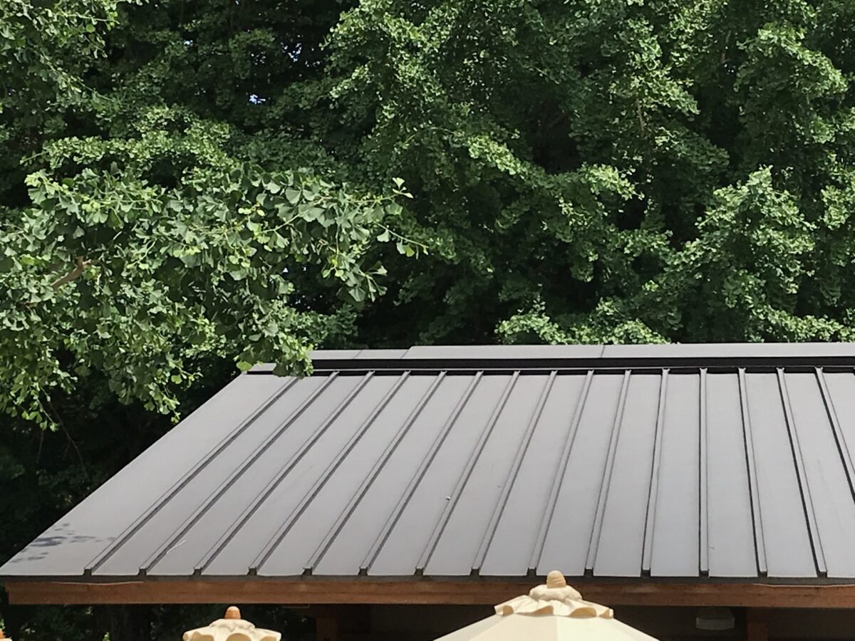 ガルバリウム鋼板も塗装が必要？金属屋根の塗装の必要性と時期を解説