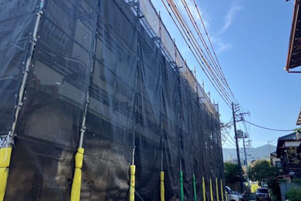 神奈川県足柄下郡湯河原町　旅館　屋根塗装・外壁塗装工事　足場設置と外壁の下塗り