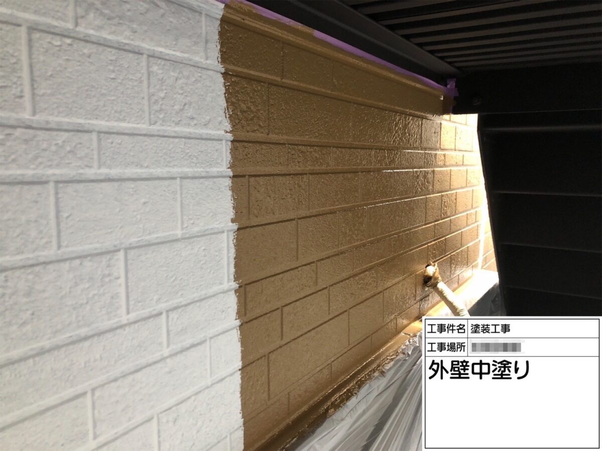 神奈川県厚木市　外壁塗装工事　外壁の中塗りと上塗りの工程