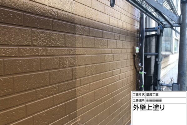神奈川県厚木市　外壁塗装工事　外壁の中塗りと上塗りの工程