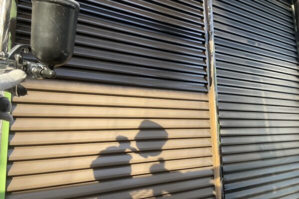 神奈川県相模原市　外壁塗装工事　付帯部　雨戸吹き付け塗装　塗装方法の種類