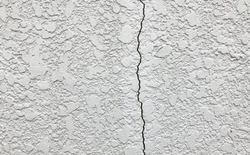 外壁のひび割れは大丈夫？クラックが発生する原因と対処方法