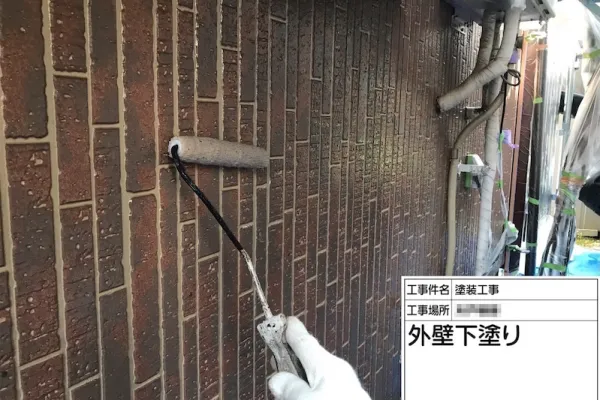 サイディングの質感を活かす多色仕上げの下塗り工程｜神奈川県厚木市