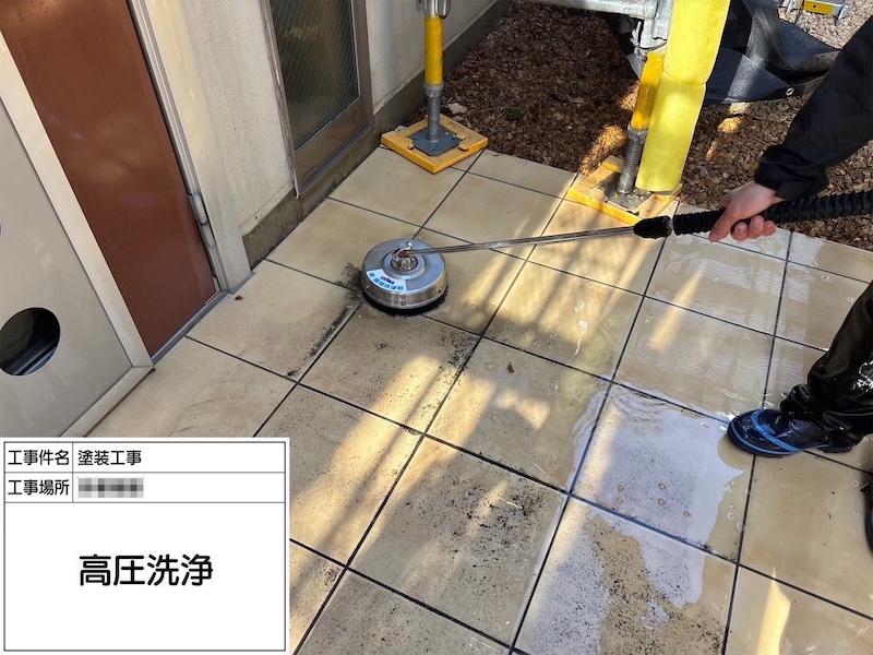 神奈川県海老名市｜ウッドデッキフェンス下地処理後の下塗りと上塗りをレポート！