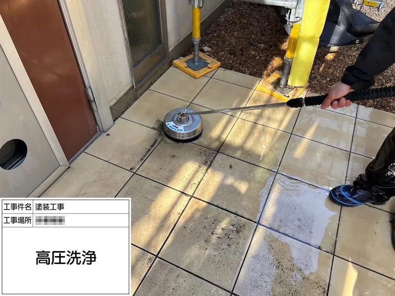 神奈川県海老名市｜ウッドデッキフェンス下地処理後の下塗りと上塗りをレポート！