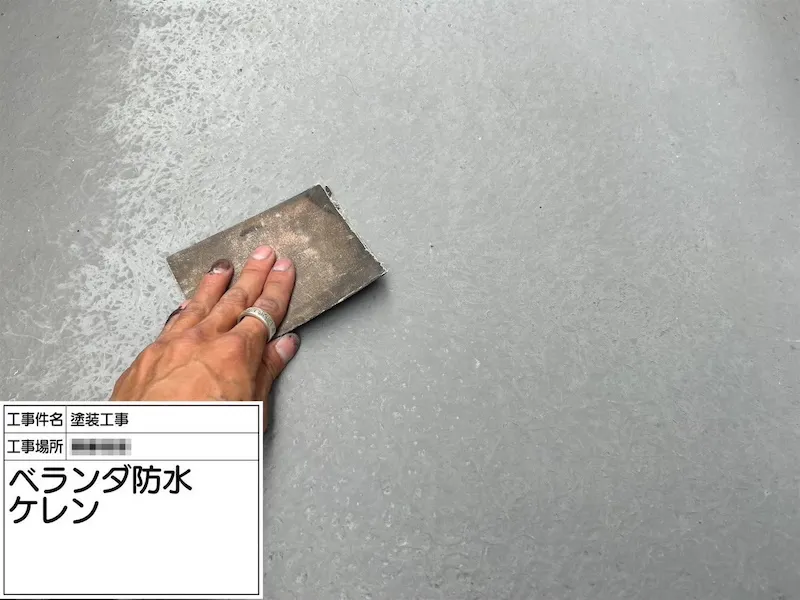 ベランダ防水 トップコート塗り替え工事 下地処理までをレポート｜神奈川県厚木市
