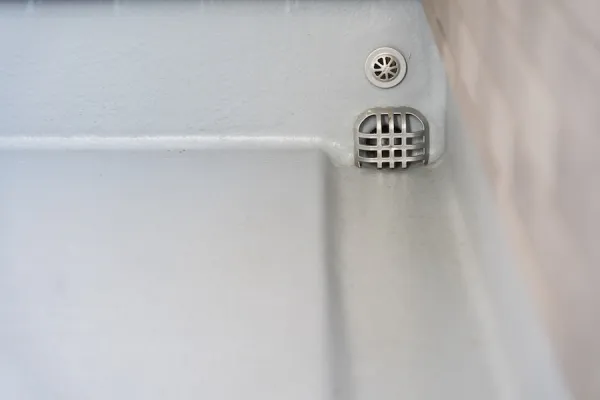 ベランダの排水口（ドレン）はこまめに清掃を！詰まりの解消方法も解説！