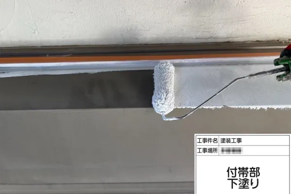 神奈川県海老名市｜シャッターボックスの上塗りと屋上防水工事の洗浄作業