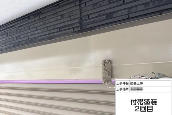神奈川県厚木市|シャッターボックスの仕上げ!既存に合わせてグレーで塗装しました!