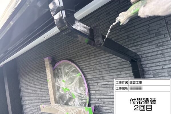神奈川県厚木市｜縦樋と軒樋を塗装しました！色褪せた雨樋は塗装できれいに！