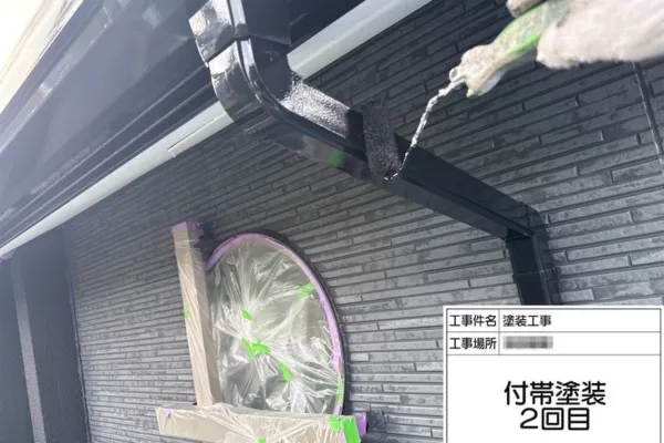 神奈川県厚木市｜縦樋と軒樋を塗装しました！色褪せた雨樋は塗装できれいに！