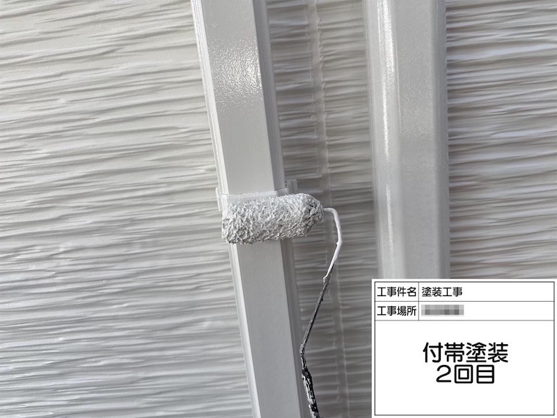 一階側の縦樋は外壁と一体になるように同じ色で塗装しました｜神奈川県厚木市