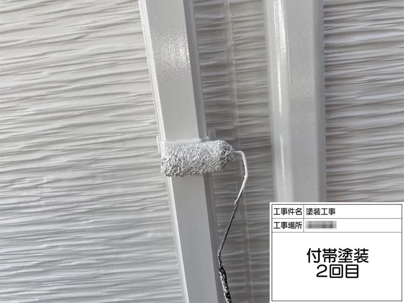 一階側の縦樋は外壁と一体になるように同じ色で塗装しました|神奈川県厚木市