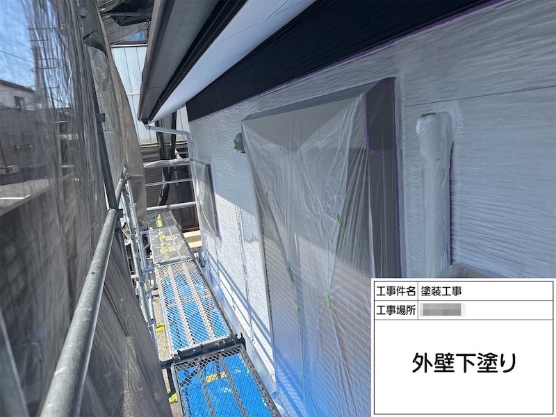 神奈川県厚木市｜塗料の定着を高める外壁の下塗り作業