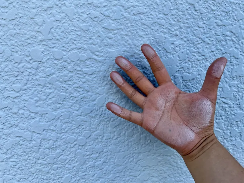 厚木市のモルタル外壁塗装|塗り替え時期を知らせる劣化サインと補修の重要性