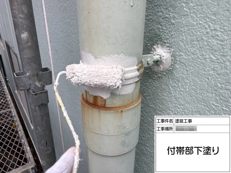 神奈川県厚木市|鉄部の錆を防ぐ錆止め塗料で下塗り