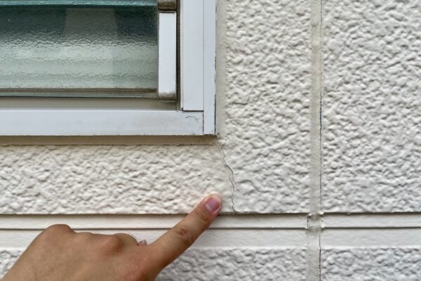 クラックが発生する原因と補修方法、放置することのリスクについて解説
