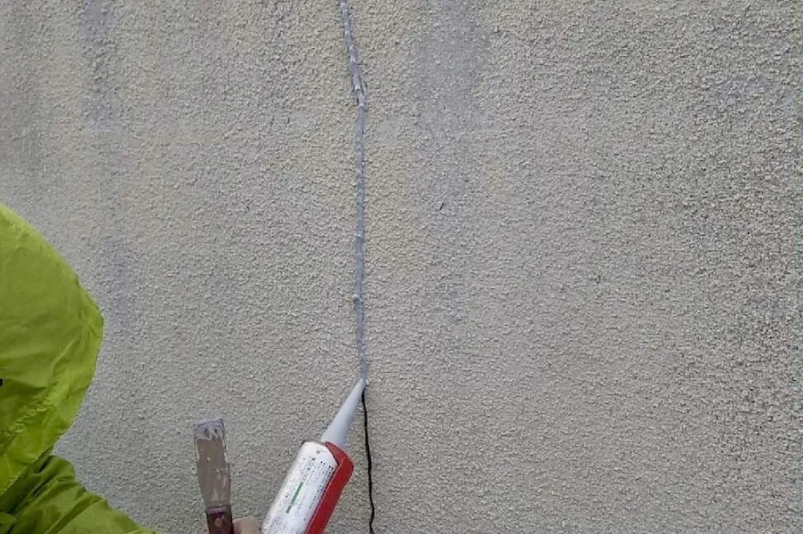 クラックが発生する原因と補修方法、放置することのリスクについて解説