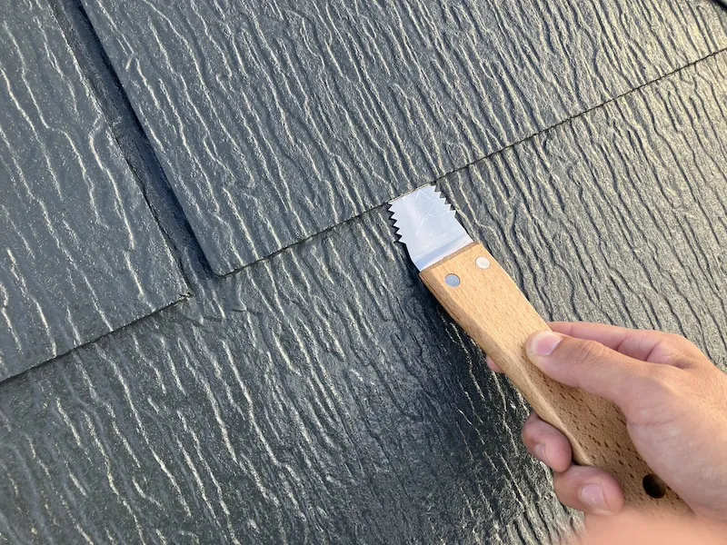 屋根塗装の「縁切り」は雨漏り防止の要!タスペーサーの必要性とプロが教える注意点