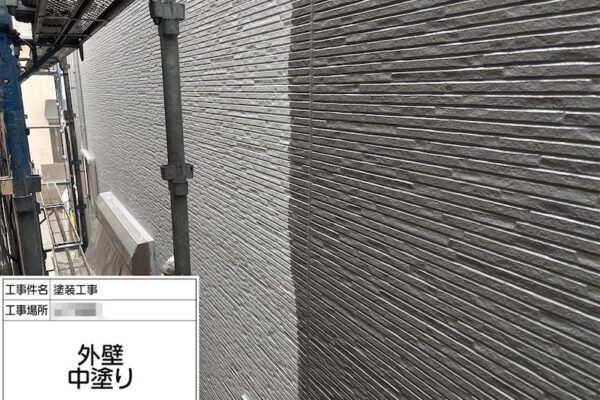 外壁塗装 中塗り工程（上塗り1回目）、塗布量や塗装回数の大事なポイント｜神奈川県厚木市