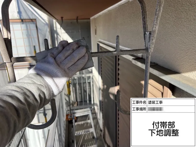 付帯部 物干しの下地調整と中塗り・外壁塗装 下塗りを実施しました|神奈川県伊勢原市