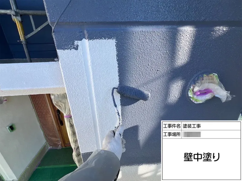 神奈川県伊勢原市|外壁塗装の中塗りと軒天井の塗装を行いました