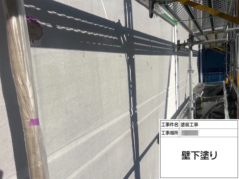神奈川県伊勢原市|外壁塗装の中塗りと軒天井の塗装を行いました