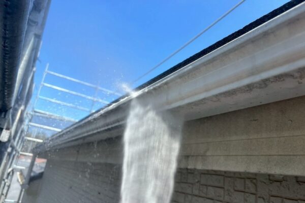 落ち葉や枝が入り込んでいたら雨樋掃除をご検討ください！