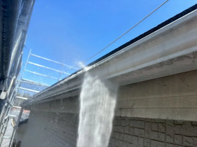 屋根と雨樋を洗浄しました!雨樋の中に落ち葉や枝などが入り込むと水漏れの原因に!|神奈川県厚木市