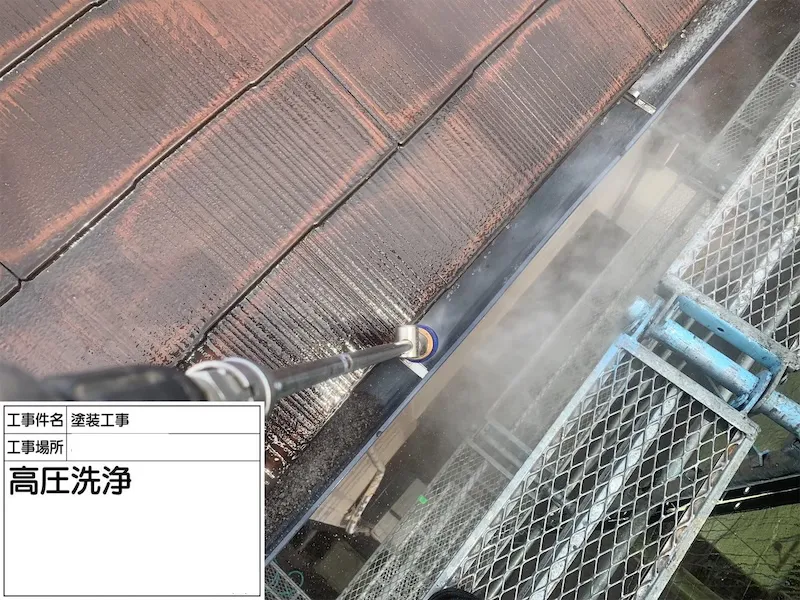 落ち葉や枝が入り込んでいたら雨樋掃除をご検討ください!